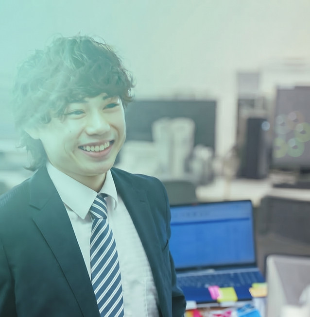 微笑んでいる男性社員