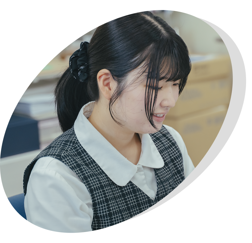 事務作業をしている事務員