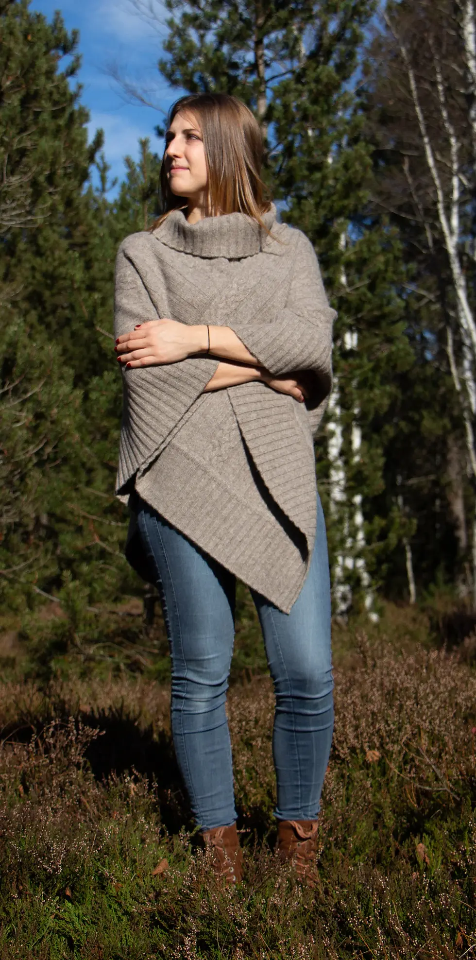 Thumbnail: L’étreinte du yak – Poncho en laine