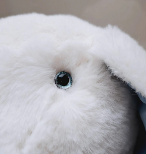 Detail, blaues Auge vom Kuschelhasen, selbstgenähter Hase