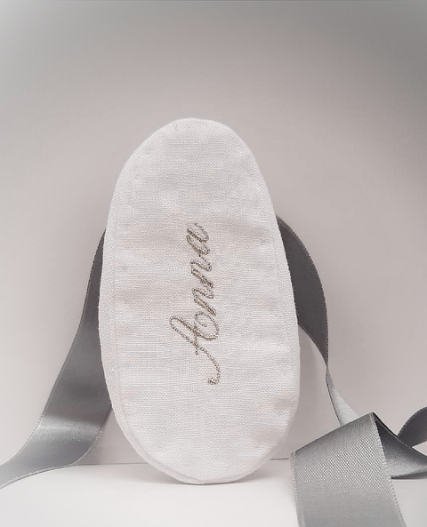 Taufschuhe, selbstdesignt und gefertigt mit bestickten Sohlen und feinen Details