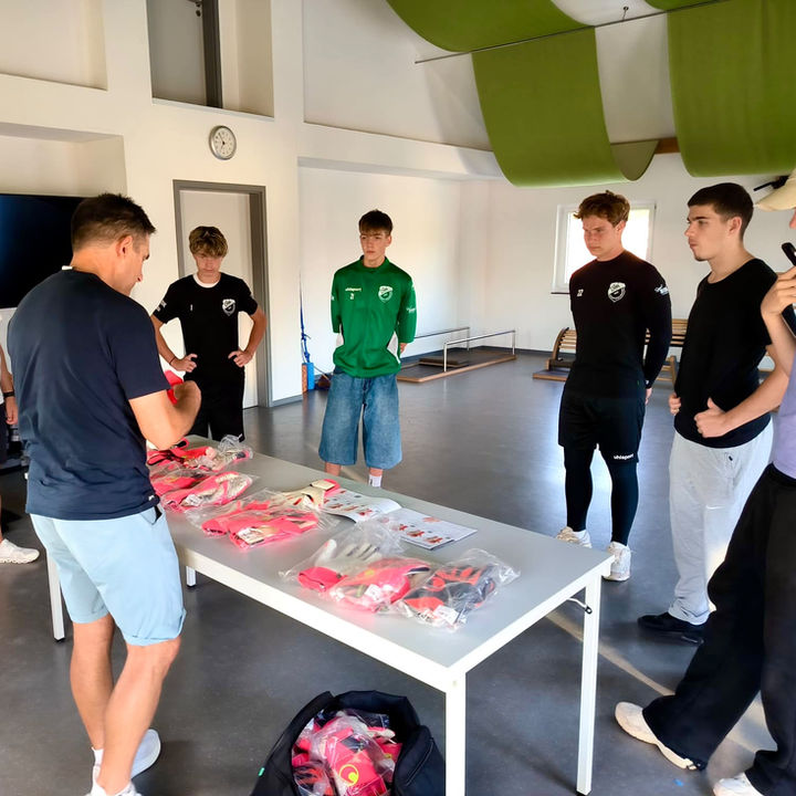 U19 und U17 Torhüter testen Uhlsport-Torwarthandschuhe