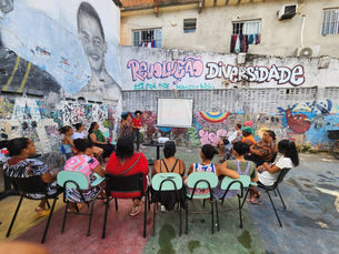 Cendhec debate violências contra crianças e adolescentes e autoproteção, com famílias no Pina