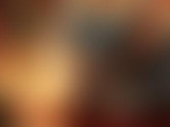 Békésen alvó kissárkány karácsonyfa alatt