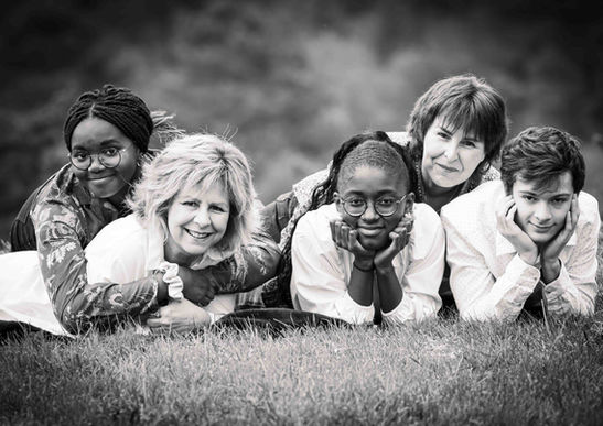 famille de 5 allongée ventre face objectif