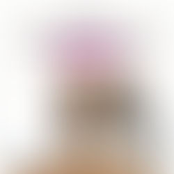 אישה מתרגלת פילאטיס מכשירים הסטודיו מואר ונעים