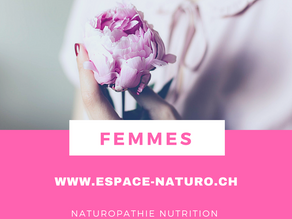 une main qui tient une pivoine