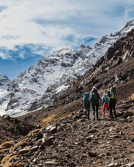 Groupe de randonneurs en treks et ascensions en montagne