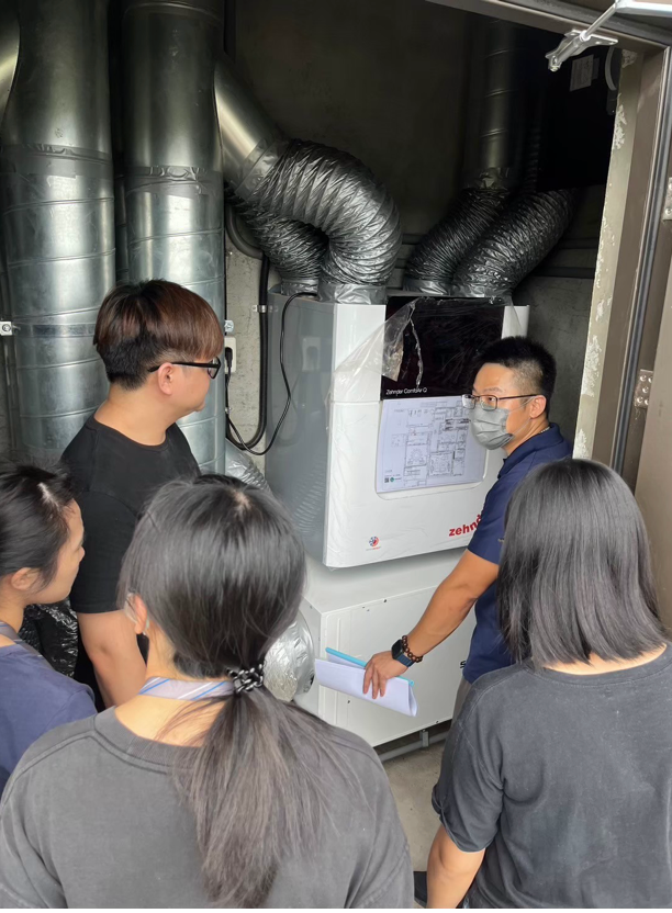 陞合工程團隊在新竹知名企業住家，進行空調和全熱交換器的完工教學。專業人員正在為業主講解設備的功能與運作，並展示如何有效使用系統，確保室內空氣的品質和舒適度。技術固然重要性，同時也展現了團隊合作與知識分享的精神。