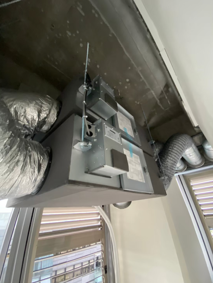 全熱交換器是一種通風設備，能夠有效地回收室內的熱量和濕氣，並將其轉移到新鮮空氣中。這不僅能改善室內的空氣品質，還可以節省能源，提升環境舒適度。該裝置的安裝是為了支持公司良好的工作環境，讓員工在更舒適的空間中創造出優秀的遊戲作品。