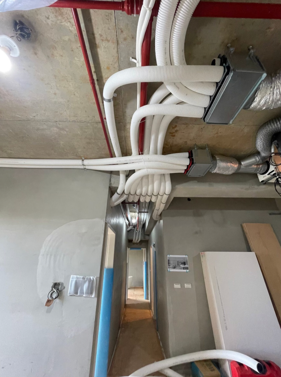 安裝中的空調系統及全熱交換器、中央除濕機的管道。這些管道負責將空氣循環至各個區域,確保室內空氣清新、舒適。透過全熱交換器,還能有效調節濕度,提供更適宜的居住環境。