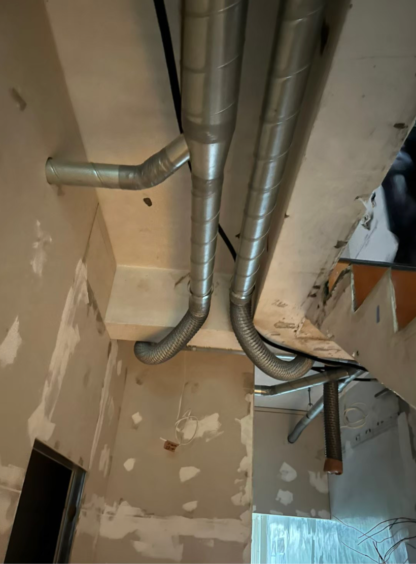 建案中施工的全熱交換器配管。這些管道的設計旨在有效地進行室內外空氣的熱交換，提升能源效率。