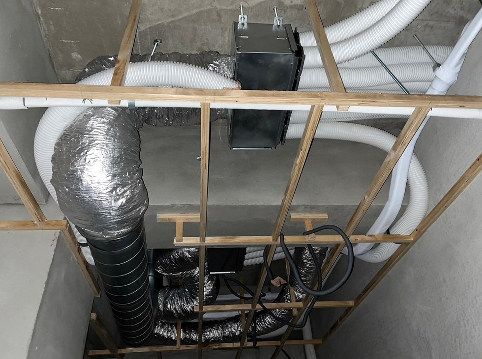 此次工程安裝了全熱交換器和中央除濕機，以提升店內的空氣品質和舒適度。全熱交換器能有效回收室內外的熱能，降低能耗，而中央除濕機則能有效控制室內濕度，保持餅乾的製作環境穩定。在這樣的舒適環境下，店家能夠提供顧客更好的產品和體驗。