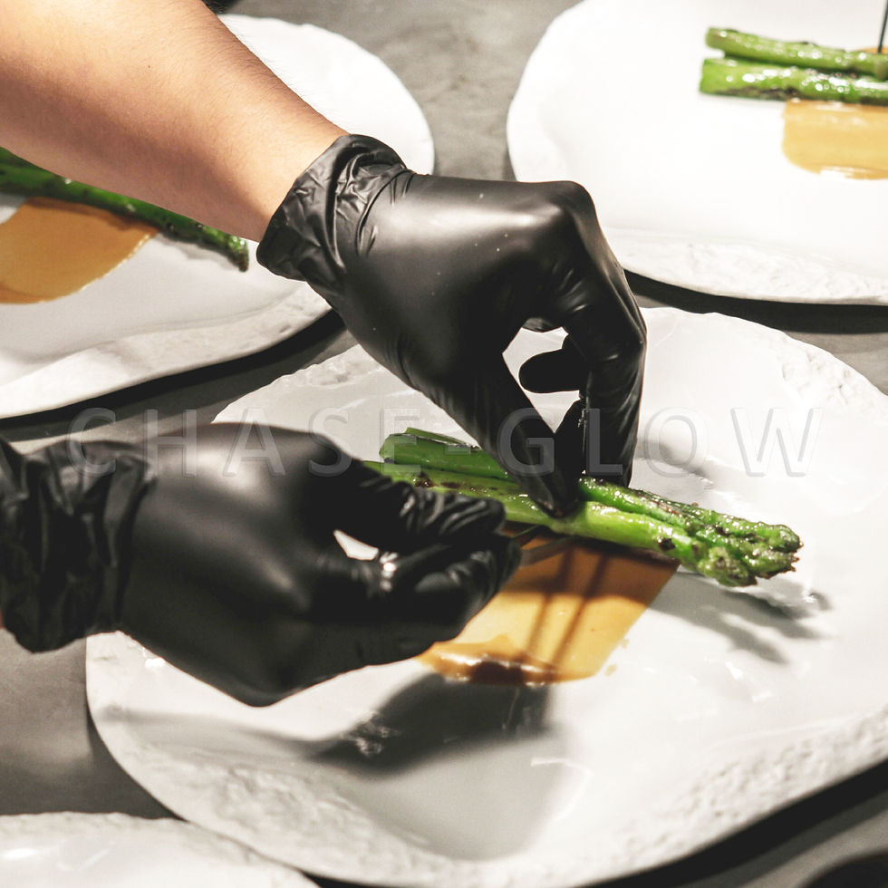 縮圖：料理用NBR無粉手套通過SGS與日本JFSL 370食品級安全認證，耐油耐熱，適合餐飲業、中央餐廚、食品工廠及家庭烹飪使用。手套彈性服貼手部，操作靈活，提供食品衛生安全防護。食品級手套、餐飲手套、烹飪手套、一次性手套、藍色NBR手套、黑色NBR手套