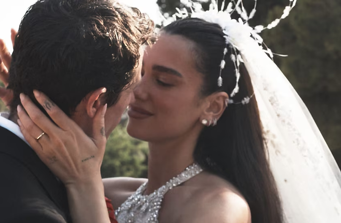 Dua Lipa compartió las primeras fotos de su boda con Callum Turner en Sicilia: el impactante vestido de Chanel