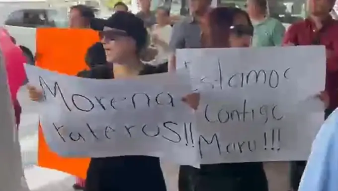 Dirigencia de Morena es recibida en Chihuahua por manifestantes pro Maru Campos