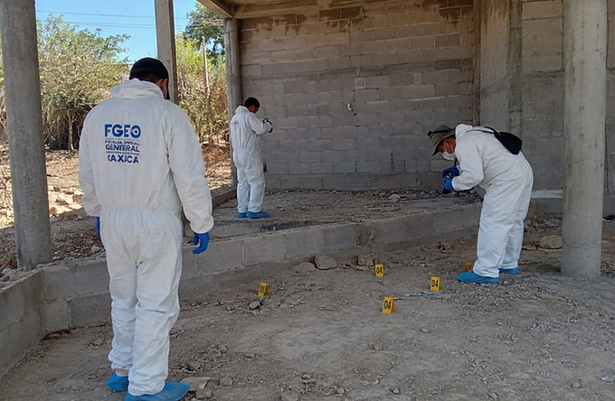 Recolectan peritos indicios balísticos por crimen en Quiahije 