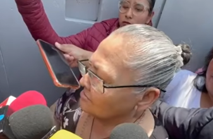 Doña Carlota sale del penal de Chalco