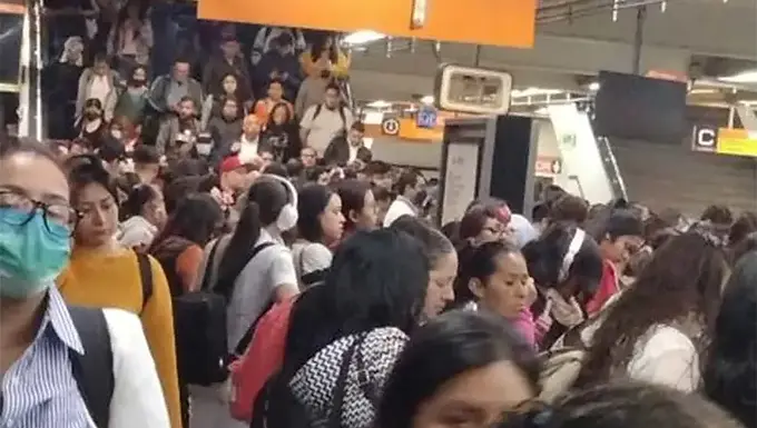 Falla tren en Línea 7 y usuarios del Metro CDMX reportan 'colapso'
