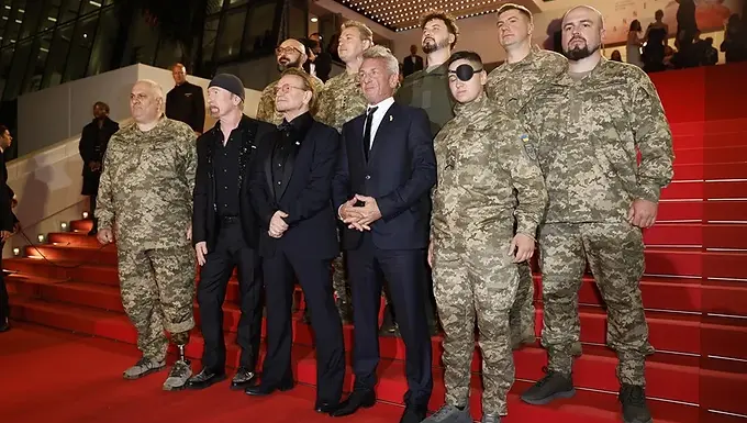 Bono revoluciona la alfombra roja de Cannes rodeado de soldados ucranianos