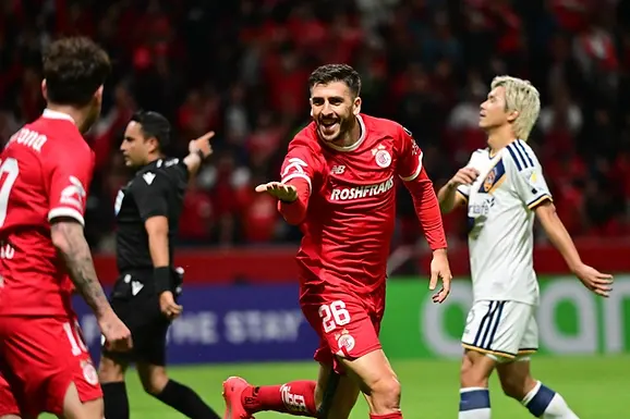 Toluca pone un pie en semifinales de la Concachampions; golea al LA Galaxy