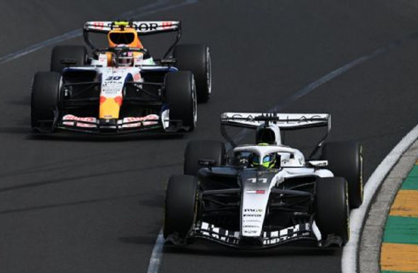 Checo Pérez hizo enojar a Lawson y se divirtió con ello