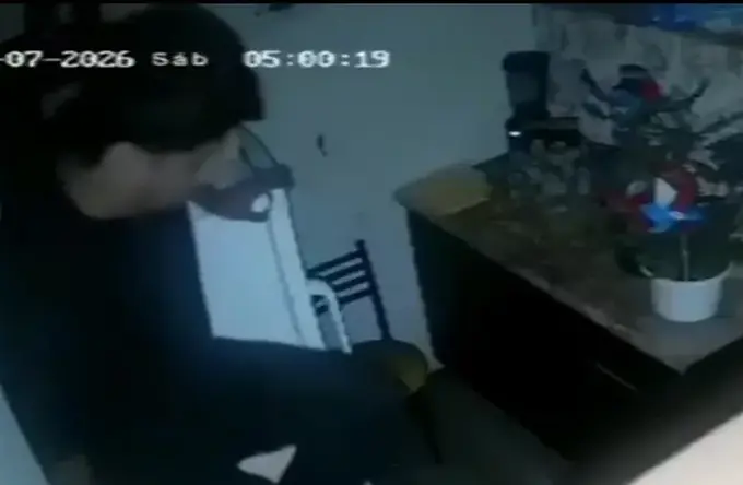 Asaltante usa bolsa de plástico para cubrirse el rostro y que no lo descubran; su botín fueron dulces y propinas.