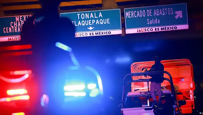 México: Fiscalía entrega cuerpo de "El Mencho" a su familia La Fiscalía General de México informó este sábado (28.02.2026) que entregó el cuerpo del poderoso narcotraficante Nemesio "El Mencho" Oseguera, muerto en un operativo militar, a sus familiares. Antes de entregar los restos del líder del Cártel Jalisco Nueva Generación (CJNG), la Fiscalía realizó "pruebas genéticas" para confirmar la existencia de "lazos consanguíneos" entre quien solicitó el cuerpo y el capo, indicó la institución en un comunicado. El cadáver de "El Mencho", muerto como resultado de un operativo militar en el estado de Jalisco (oeste) el domingo pasado, permanecía en instalaciones de la Fiscalía en Ciudad de México. La cadena Televisa reportó más temprano que salieron carrozas fúnebres de ese lugar, con rumbo a una funeraria en el centro de la capital. El más buscado por EE.UU."El Mencho", de 59 años, era el narco más buscado por el gobierno de Estados Unidos, que ofrecía una recompensa de 15 millones de dólares. Luego de su muerte, pistoleros del CJNG incendiaron vehículos y bloquearon carreteras en 20 de los 32 estados del país. Durante el operativo y en choques armados posteriores murieron más de 70 personas, entre agentes de seguridad y presuntos criminales, además de una civil.