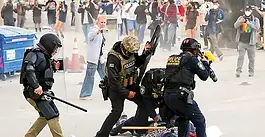Redadas desatan la furia de migrantes; al menos 45 detenidos en Los Ángeles