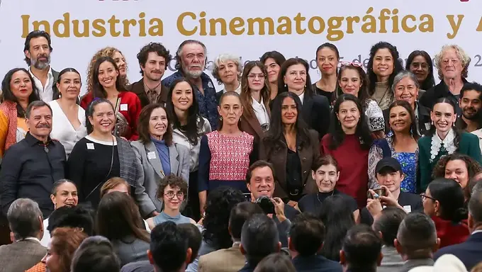 Sheinbaum presenta junto a Salma Hayek y representantes de la industria incentivos para el cine
