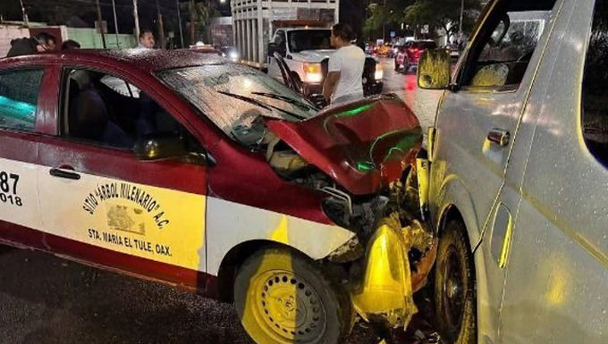 Deja 4 heridos choque entre taxi y camioneta en Oaxaca