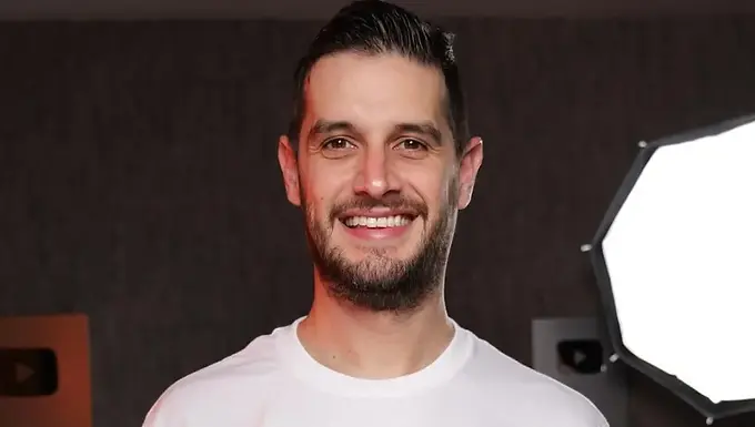 Adrián Marcelo deposita 30 mil pesos a seguidora para comprarse un carro