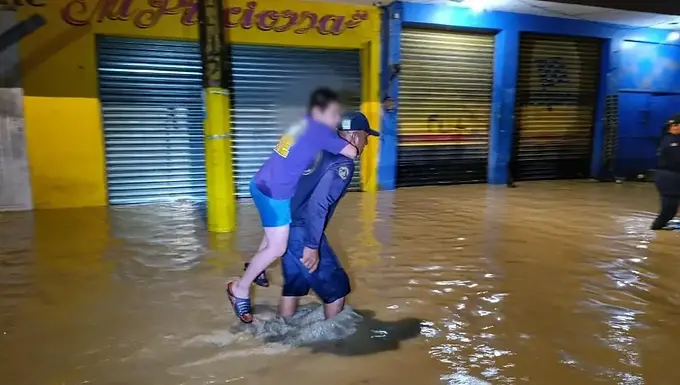 Muere policía que intentaba rescatar a familia de inundaciones en Papantla, Veracruz