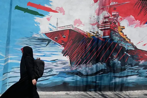 Nueva ola de bombardeos de EU contra Irán alcanza 12 ciudades