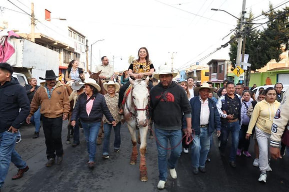 Clara Brugada recorre a caballo calles de San Gregorio Atlapulco