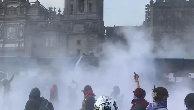 Marchas en el 8M: policías intentan disuadir con gas a las manifestantes en CDMX