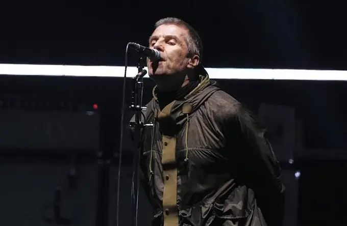 Muere hombre al caer durante un concierto de Oasis