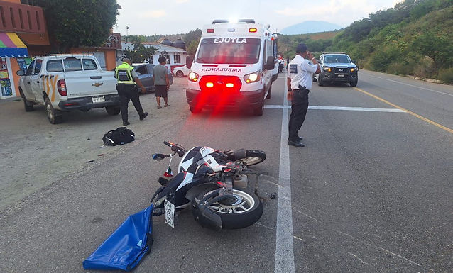 Resultan heridos 2 motociclistas por choque en Ejutla