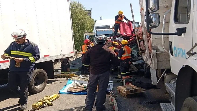 Tráiler impacta a 12 vehículos en Querétaro; dos muertos y 14 lesionados Con un saldo de 14 personas, lesionadas, una de gravedad y dos personas fallecidas, la mañana de este martes, un tráiler de la Empresa refrigerados Vilchis impactó 12 vehículos en la carretera 57, a la altura de la colonia Cimatario, en la capital de Querétaro.Al rescate de las víctimas acudieron los bomberos de Querétaro quienes con una herramienta especializada realizaron las labores. Al apoyo acudió personal de Protección Civil del estado y el centro Regulador de Urgencias Médicas.Simultáneamente se tiene conocimiento que la persona que conducía el tráiler que provocó el siniestro, se dio la fuga sin que fuera capturado hasta el momento.De acuerdo a los reportes preliminares, la persona trasladada se encuentra en estado grave.El accidente provocó el cierre parcial de la carretera con dirección a Celaya, mientras que personal de SEDENA, y Guardia Nacional, apoyaron a dar vialidad en la zona.