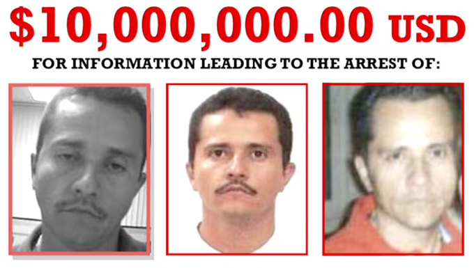 'El Mencho': siguiente objetivo El desmantelamiento de las estructuras criminales va siempre acompañado de un incremento en la violencia. No es posible que ocurra una cosa sin la otra. El noroeste mexicano, con epicentro en Culiacán, ha dado testimonio de este fenómeno en el último año. Ahora tocará el turno al occidente, con Michoacán como punto de partida. La tarde del jueves 25 de julio de 2024 dio inicio un terremoto de violencia que, a la fecha, ha superado las mil 632 muertes violentas. Comenzó con el secuestro de Ismael El Mayo Zambada y su traslado a Estados Unidos, a partir del cual se desató una confrontación cruenta entre la organización comandada por este veterano del crimen y Los Chapitos. Desde que sucediera aquel episodio, las áreas responsables de la seguridad —tanto en México como en Estados Unidos— se dieron a la tarea de calcular los escenarios que podrían presentarse en los estados de Jalisco, Michoacán, Nayarit y Colima si algo similar se replicaba en el caso de Nemesio El Mencho Oseguera. Pues está por llegar el día en que tales escenarios dejarán de ser una hipótesis. Si bien Oseguera continúa escondido en la región del país donde tiene influencia, el Plan Michoacán por la Paz y la Justicia, anunciado el día de ayer —cuya inversión pública rondará los 57 mil millones de pesos— va a echar a andar la maquinaria en su contra. Algunos de los operadores más importantes del Cartel Jalisco Nueva Generación (CJNG) ya se encuentran tras las rejas, la mayoría extraditados a Estados Unidos en lo que va del año. No obstante, Oseguera cuenta para defenderse con un brazo fuertemente armado y dirigido, entre otros, por ex mandos del ejército colombiano. Combatir a esta fuerza paramilitar se antoja más complicado que el desmantelamiento de las estructuras criminales del noroeste y es que el poderío del CJNG, medido en armamento y número de efectivos, es muy superior al que tenían en julio del año pasado sus competidores del cártel de Sinaloa. Otra diferencia que surge de la comparación es que el CJNG no ha sufrido fracturas internas relevantes y, por tanto, el lugar de El Mencho en la jerarquía de su organización continúa incontestado. Zoom: Para lograr el éxito, la detención y extradición de Nemesio Oseguera habría de ser objetivo principal del Plan Michoacán. Antes, hay que prever que el occidente experimentará una fuerte y prolongada ola de violencia.