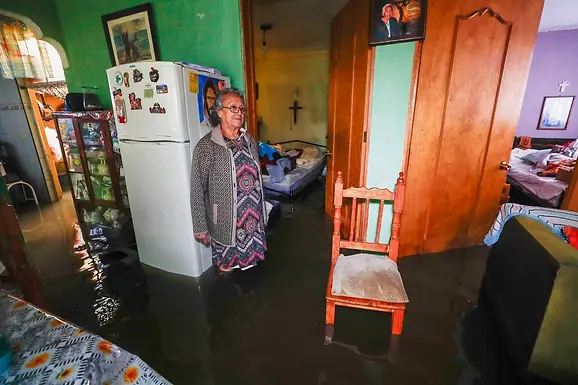 Lluvias más fuertes del año dejan a 20 colonias de Iztapalapa inundadas en aguas negras