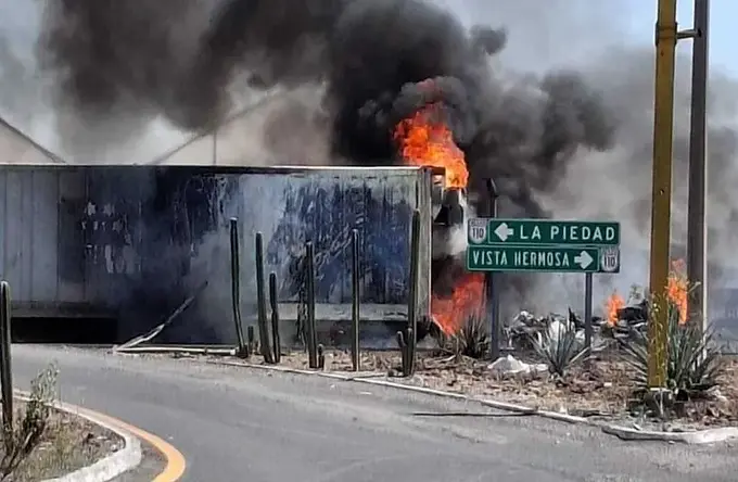 Narcobloqueos en Michoacán y Guanajuato dejan dos policías muertos