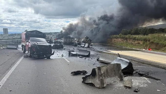 Choque entre pipa, camioneta y tractocamión provoca incendio y el cierre de autopista