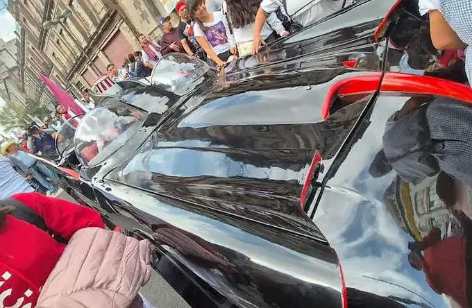 Con porras, un silbato de locomotora y hasta Batman celebran un año de la presidenta Sheinbaum