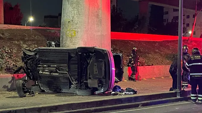 Tragedia en Periférico Sur: Muere conductor tras aparatosa volcadura