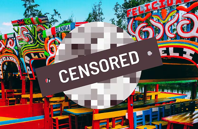 Captan a grupo de turistas nudistas en trajinera de Xochimilco y desatan polémica en redes