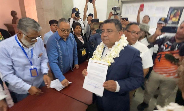 Formaliza Farid Acevedo su candidatura a rector de la UABJO