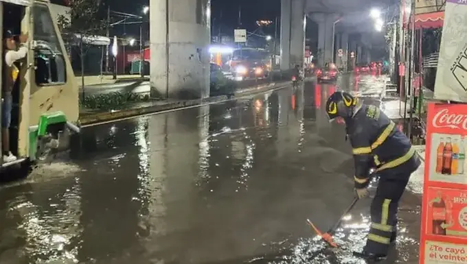 Lluvia deja encharcamientos y árboles caídos en la CDMX