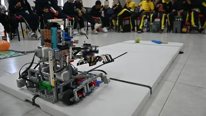 Estudiantes crean robots futbolistas en Hidalgo