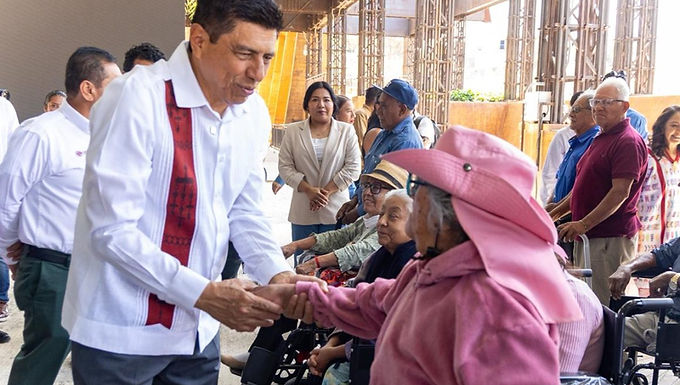 Entrega Salomón Jara apoyos a 1,300 personas en Oaxaca de Juárez
